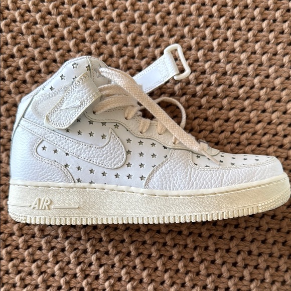 Nike Star-Patterned High-Top Sneakers - Picture 2 of 5